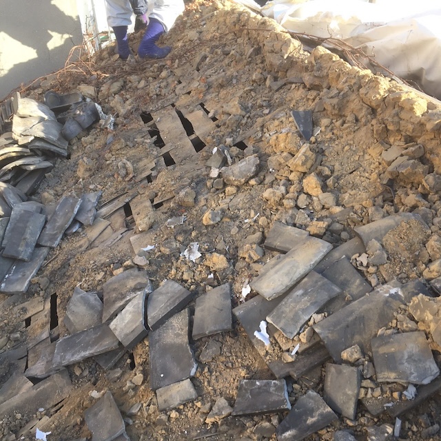 日本瓦と屋根土の撤去作業_屋根軽量化2